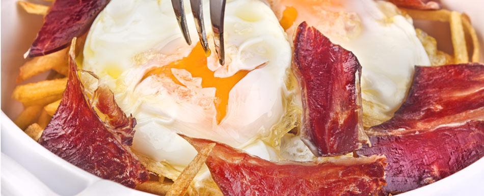 Los huevos rotos no dejan a nadie indiferente. Se trata de huevos fritos con patatas y jamón serrano. Todo junto. Una delicia. Foto: Web Turismo