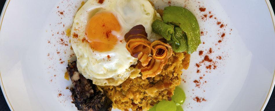 Las migas, un plato simple pero difícil de hacer. Muy rico, eso sí. Lleva principalmente pan desmenuzado y frito con aceite de oliva y numerosos ingredientes que suman sabor al plato. Éstos pueden ser chorizo, panceta, pimientos, ajos, cebollas… Existen m