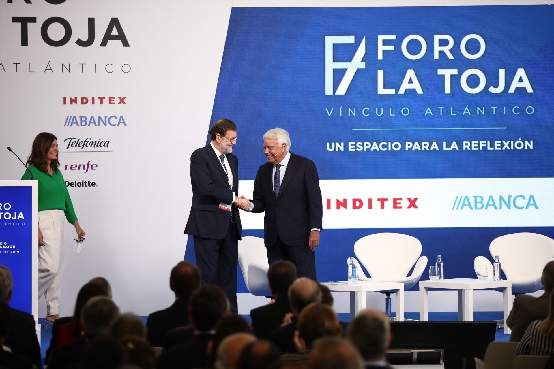 Los expresidentes de Gobierno Mariano Rajoy (i) y Felipe González (d). Fuente: Europa Press.