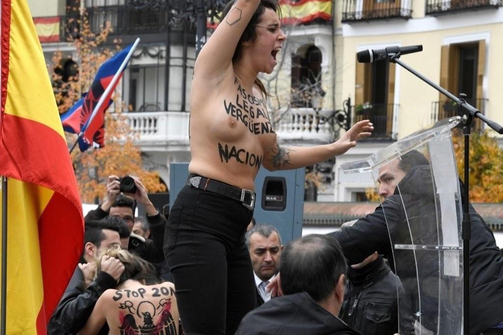 Activista de Femen en el acto de La Falange celebrado en la Plaza de Oriente. Europa Press 