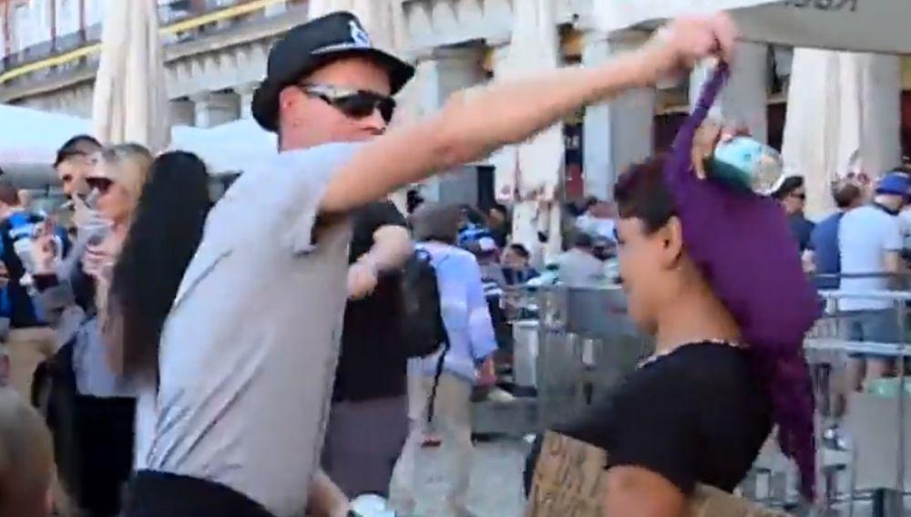 Aficionados del Brujas humillando a mendigos en Madrid. Fuente: La Sexta,