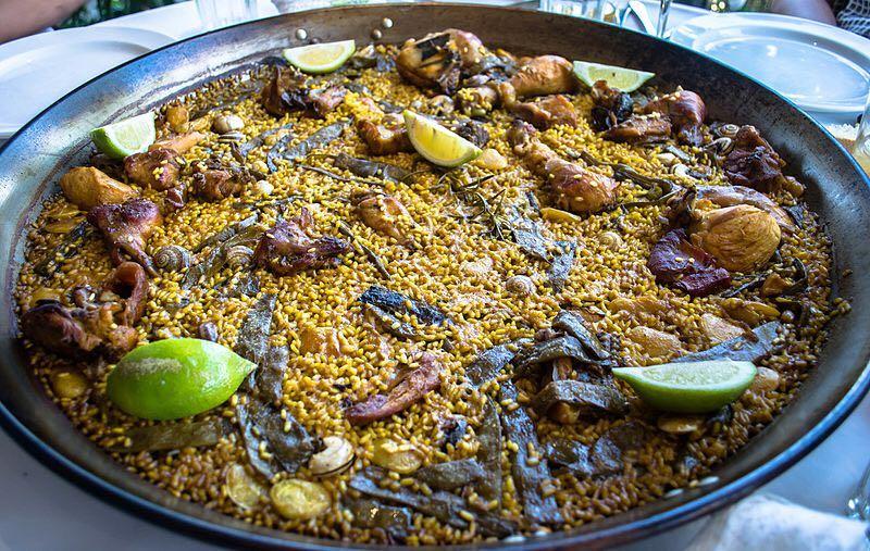 Una paella.