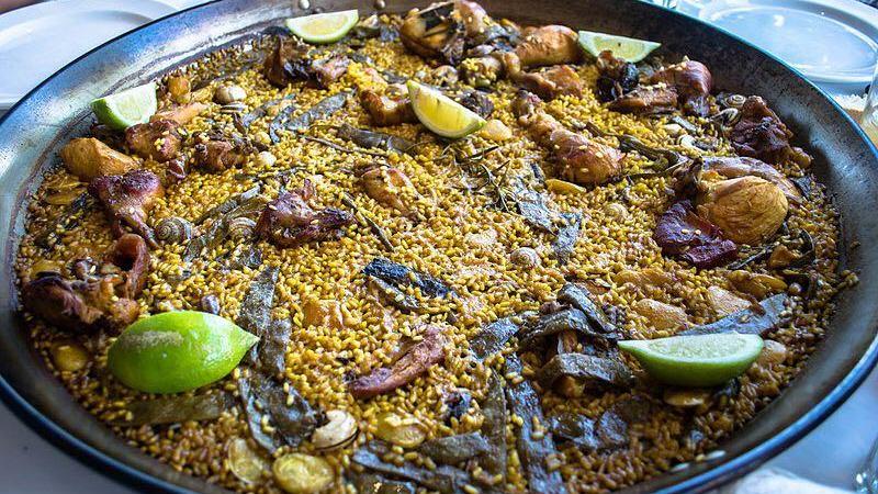 Una paella.