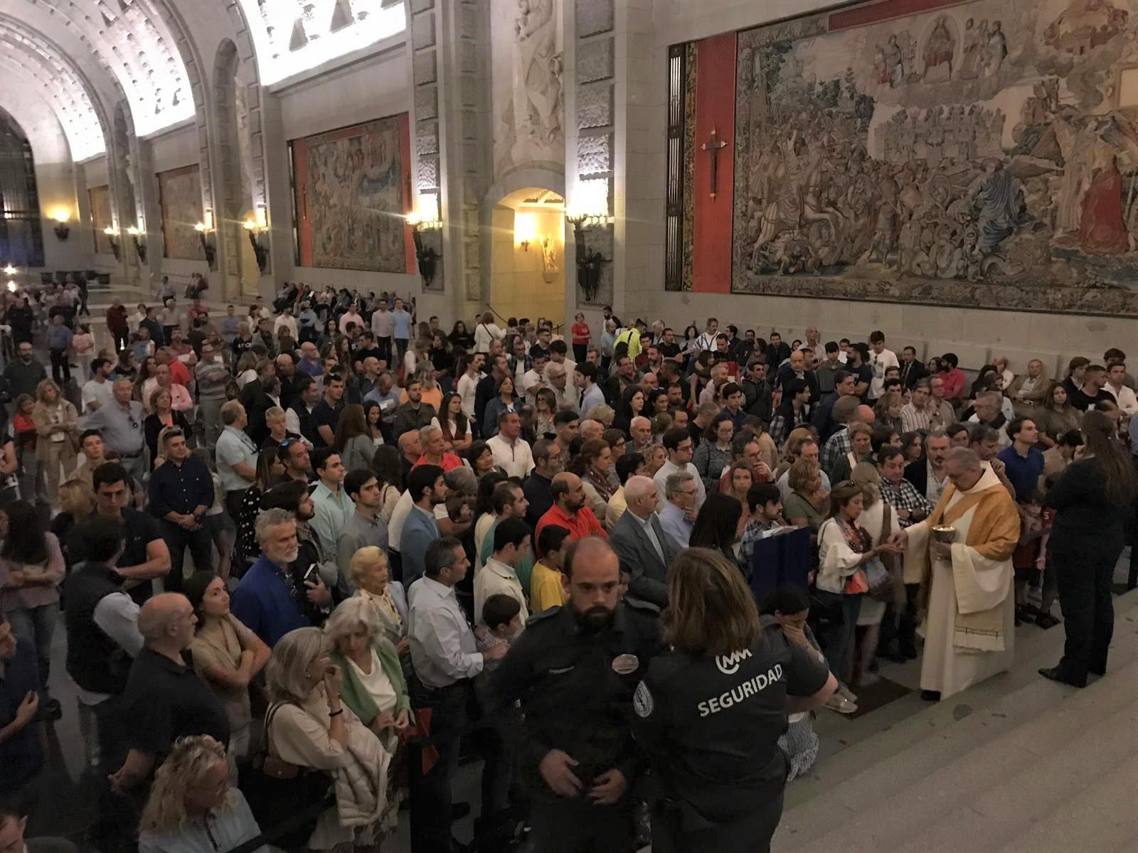 Un cura reparte la hostia consagrada en el Valle de los Caídos. Irene Garrido