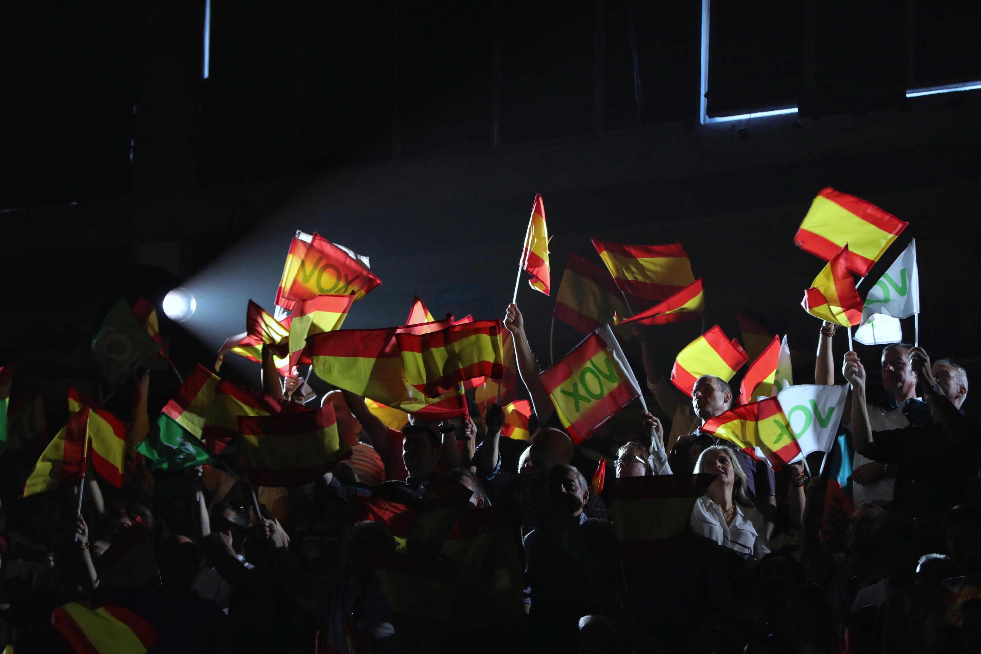 Imágenes de la bandera española con Vox en uno de sus actos. EP