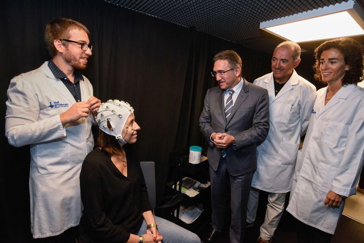 jaume giro director general de la fundacion bancaria la caixa el dr albert salazar gerente del hospital universitario v jaume giro director general de la fundacion bancaria la caixa el dr albert salazar gerente del hospital universitario v