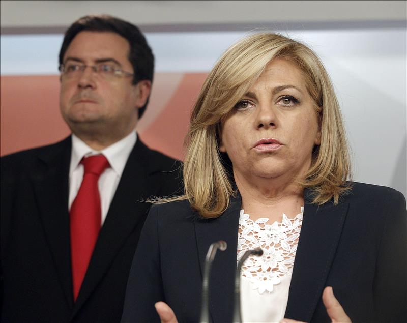 La dirección del PSOE propondrá en las próximas horas el adelanto de las primarias para antes del verano y anunciará la salida de Rubalcaba