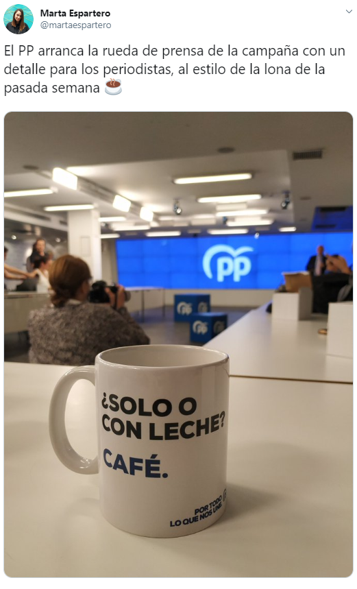 La taza de café regalada a la periodista por el PP. La taza de café regalada a la periodista por el PP.