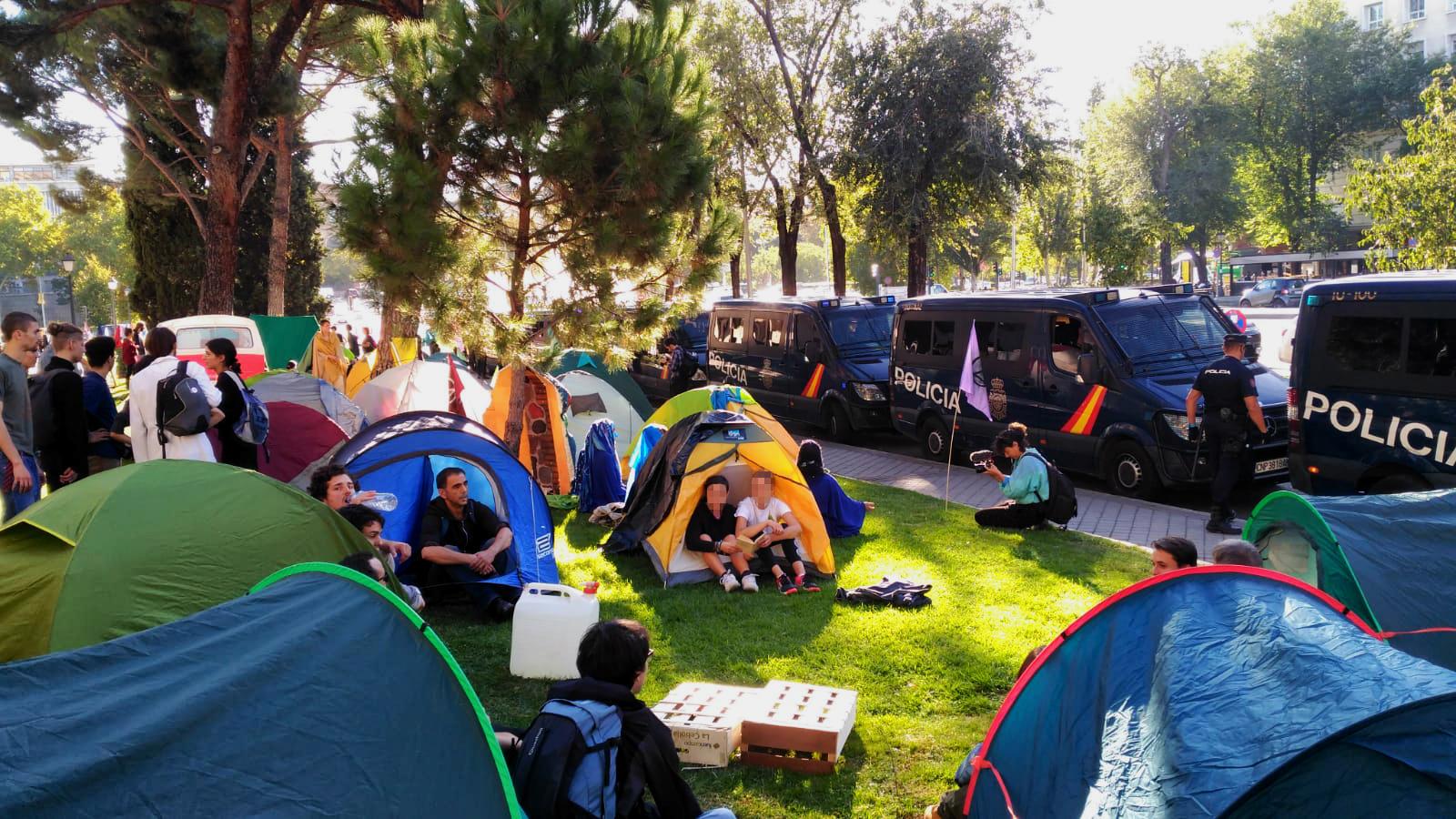 Acampada frente al Ministerio de Transición Ecológica en Madrid