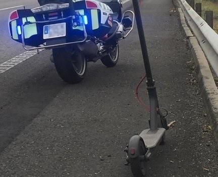 Multan a una mujer que circuló con un patinete eléctrico por la AP 9 a la altura de Pontevedra.  