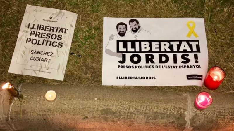 Velas y carteles pidiendo la liberación de los 'Jordis'