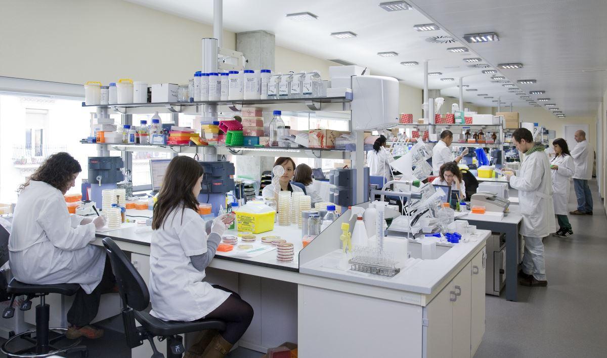 Foto del laboratorio ISGlobal facilitada por la Fundación "la Caixa". ISGlobal es uno de los centros de investigación que está trabajando a contrarreloj para encontrar un tratamiento eficaz contra el coronavirus