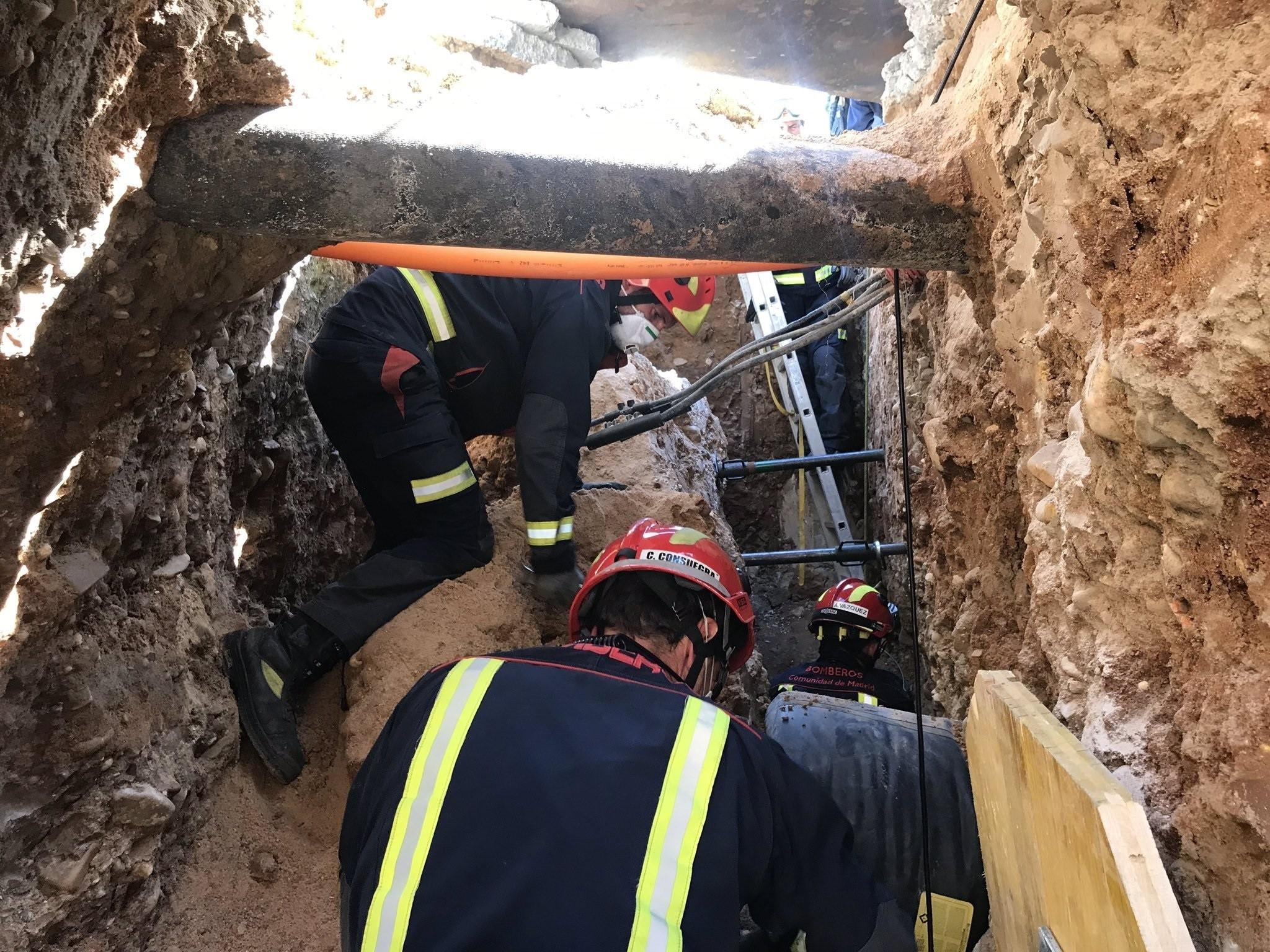 Bomberos de la Comunidad de Madrid trabajan para rescatar al obrero de una zanja. EP