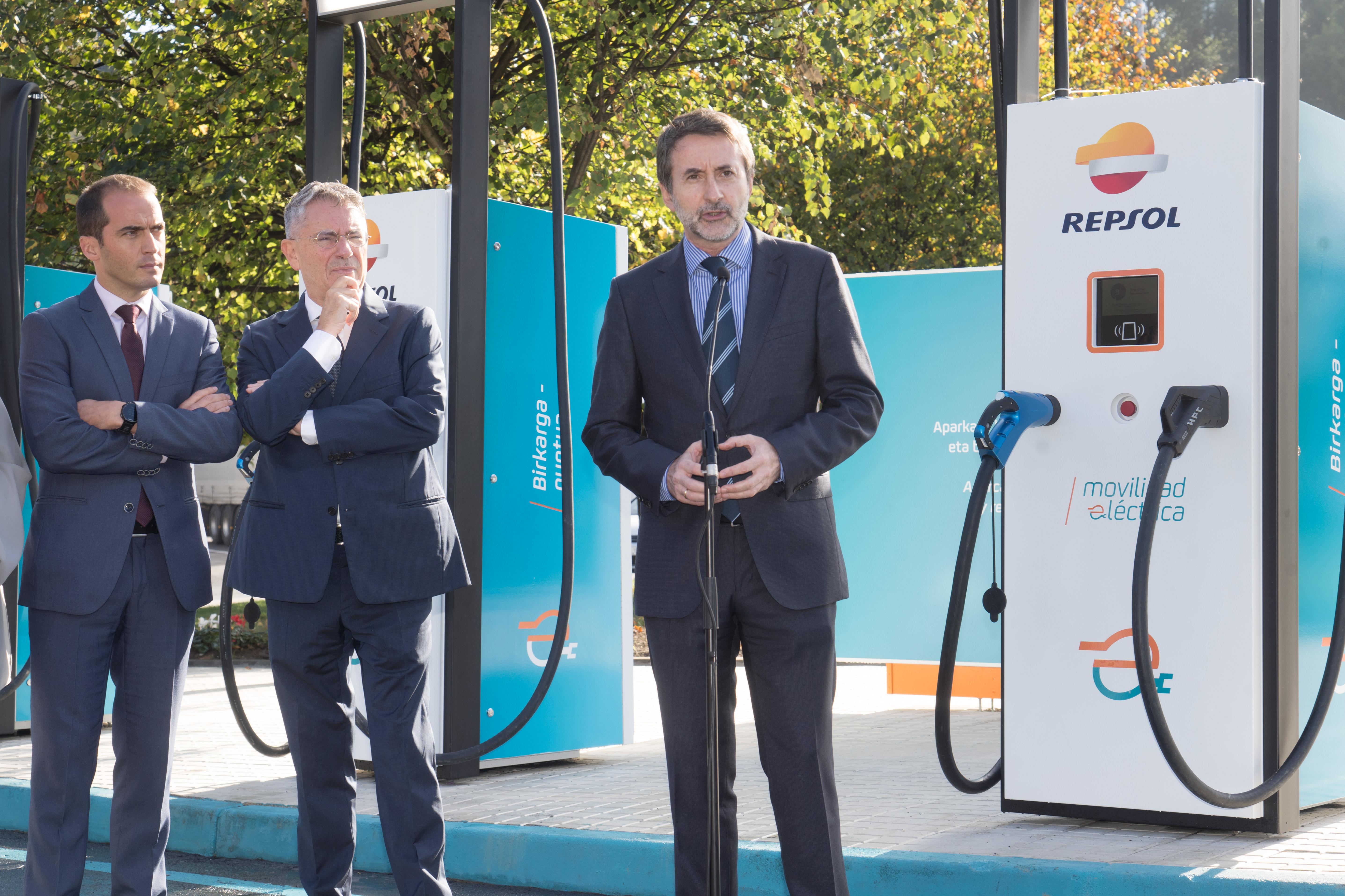 El Director General del Ente Vasco de la Energía, Íñigo Ansola; el Presidente de Ibil, Emiliano López Atxurra; y el Consejero Delegado de Repsol, Josu Jon Imaz.