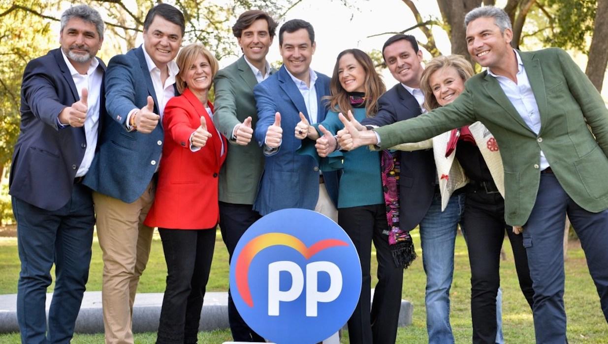 Foto de familia de los ocho cabezas de lista del PP-A al Congreso el 28 de abril. Juan José Cortés (primero por la izquierda) no estará en ese grupo el 10-N. 