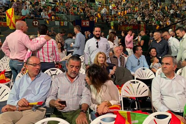 Jaime Martínez-Bordiú (centro de la imagen) en el acto de Vox: Fuente: Facebook Vox Alicante.