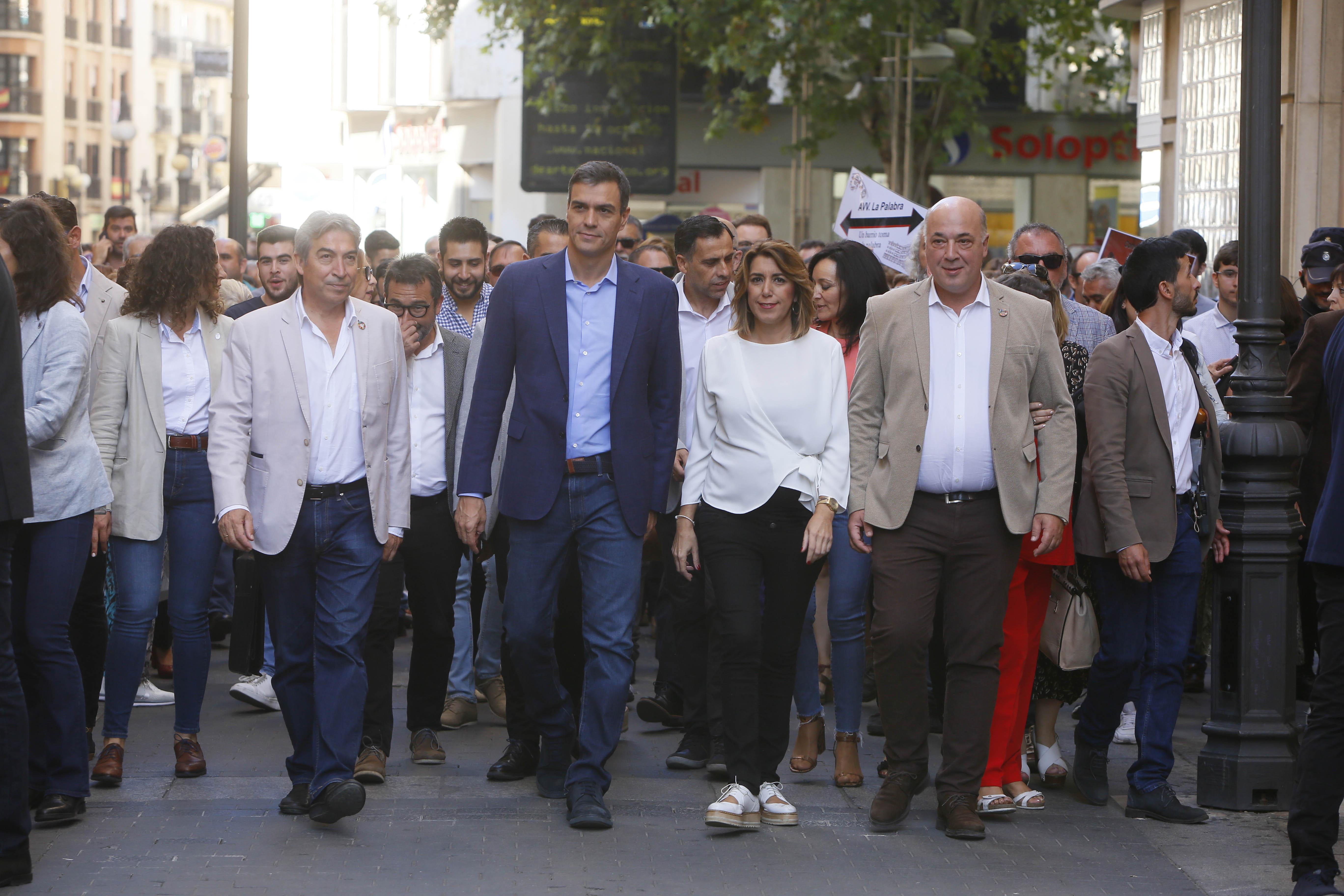 El secretario general del PSOE y presidente del Gobierno en funciones Pedro Sánchez acompañado de la comitiva socialista en Jaén
