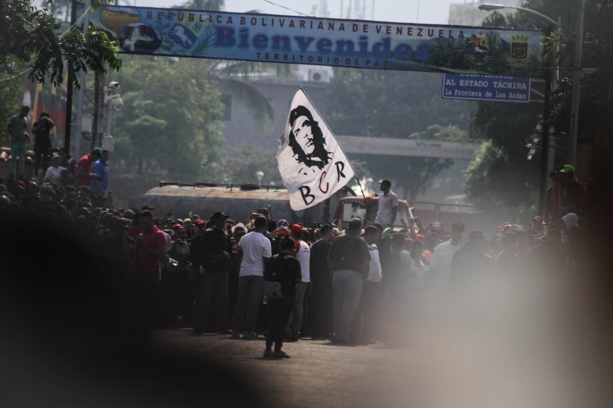 Una concentración con una bandera del Che Guevara