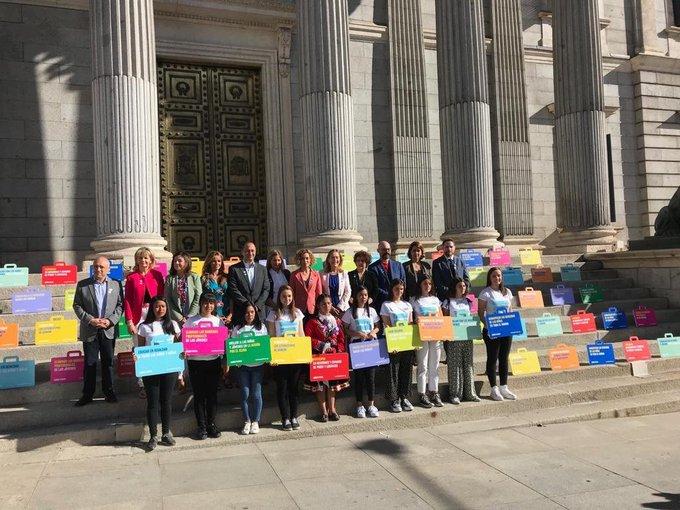 La foto institucional en las escaleras del Congreso de los Diputados. Fuente: Plan Internacional.