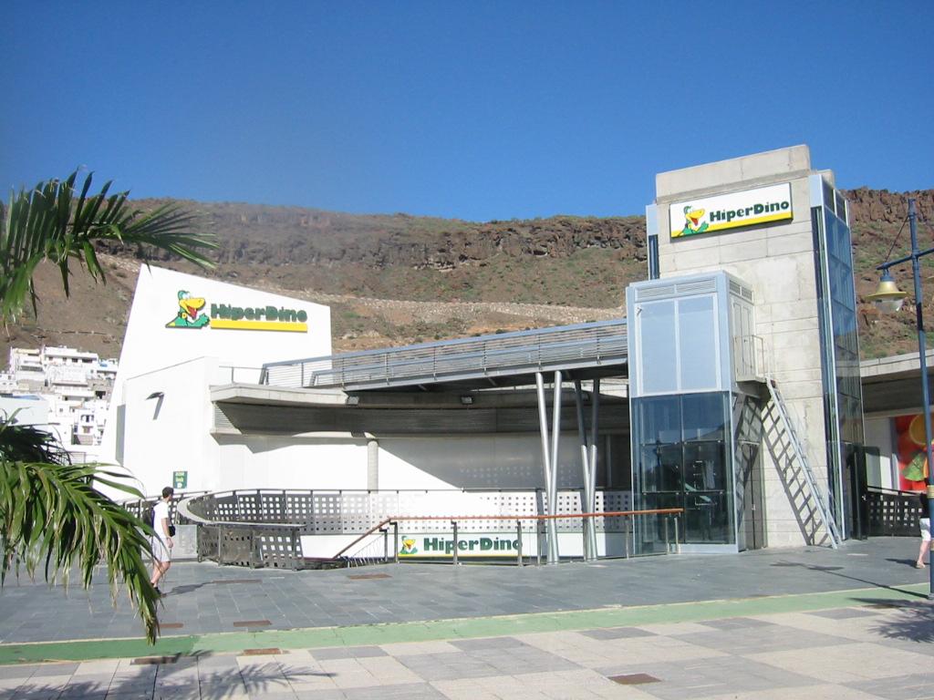 Los supermercados HiperDino, de la cadena Dinosol, sufren la crisis de Thomas Cook en Canarias