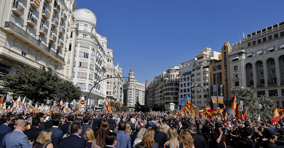 La procesión cívica de la Senyera recorre las calles del centro de València para conmemorar el 779 aniversario de la entrada en la ciudad del rey Jaime I
