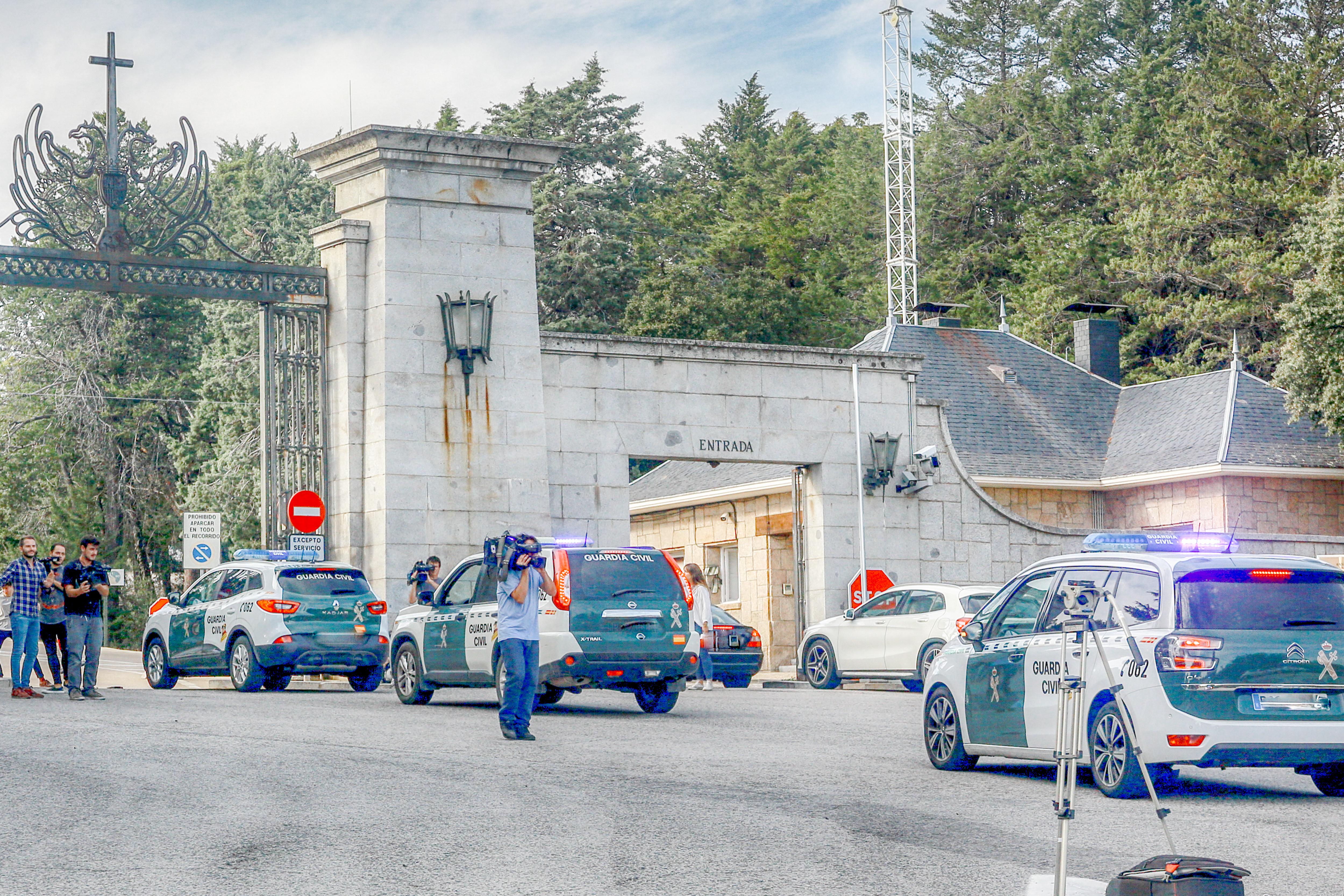 Vehículos de la Guardia Civil en el Valle de los Caídos. Fuente: Europa Press.