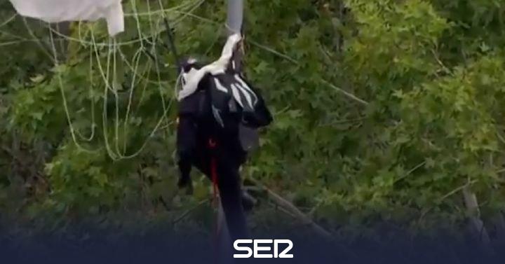 El paracaidista enganchado en una farola. 