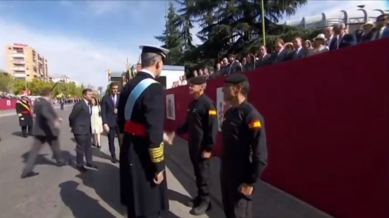 Momento del saludo de los reyes al cabo primero Luis Fernando Pozo Dionisio