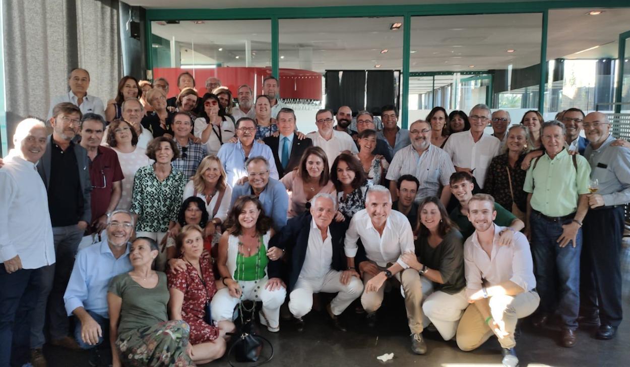 Foto de familia de los participantes en el homenaje esta semana al periodista José Caros Picci 'Pipo'.