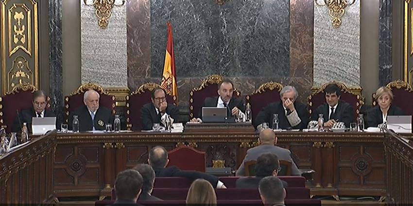 Mesa del tribunal.