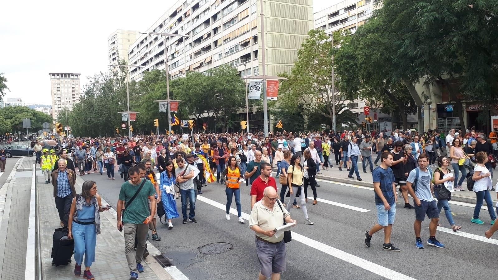 Manifestantes en la estación de Sants de Barcelona.