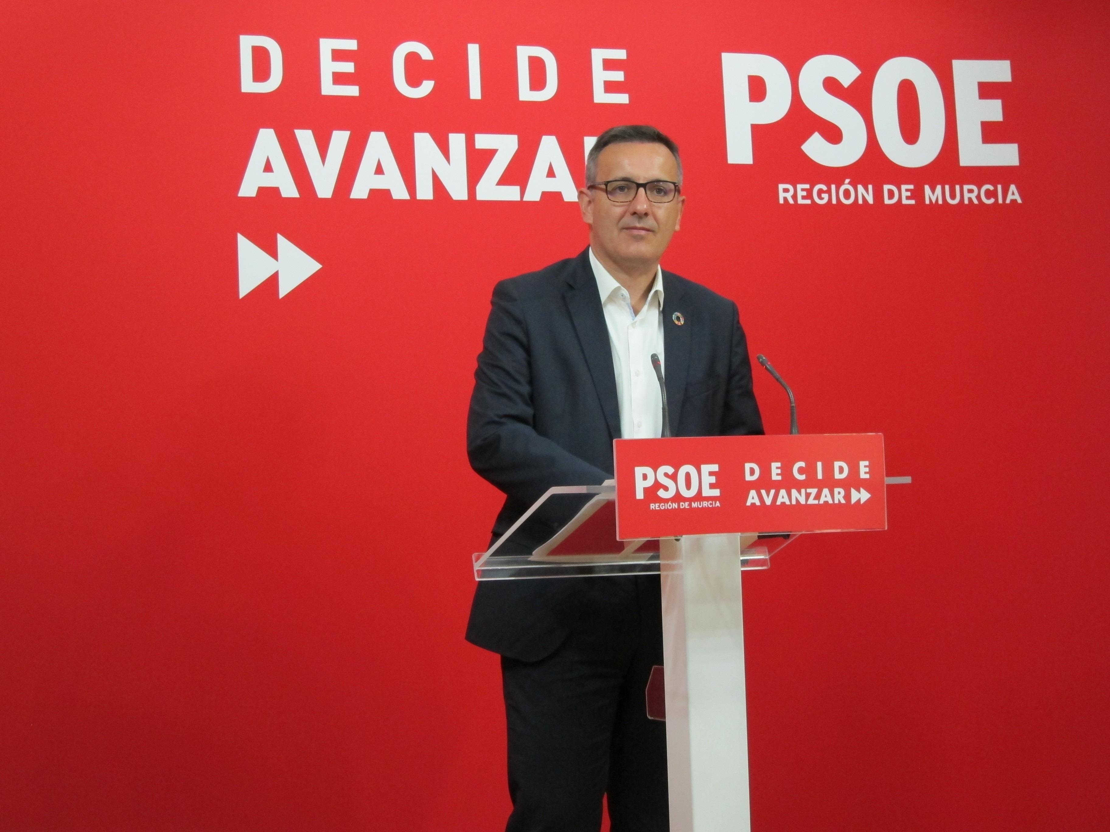 El secretario general del PSRM PSOE y portavoz del Grupo Parlamentario Socialista Diego Conesa en rueda de prensa en la sede del PSRM en Princesa