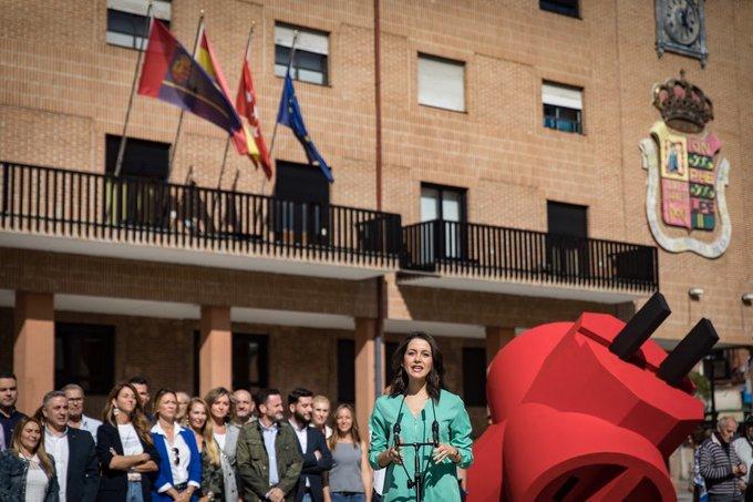 Inés Arrimadas en el Ayuntamiento de Móstoles con un gran enchufe rojo detrás. Twitter: @CiudadanosCs