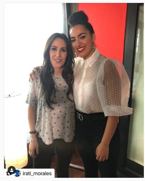 Malú junto a una fan.