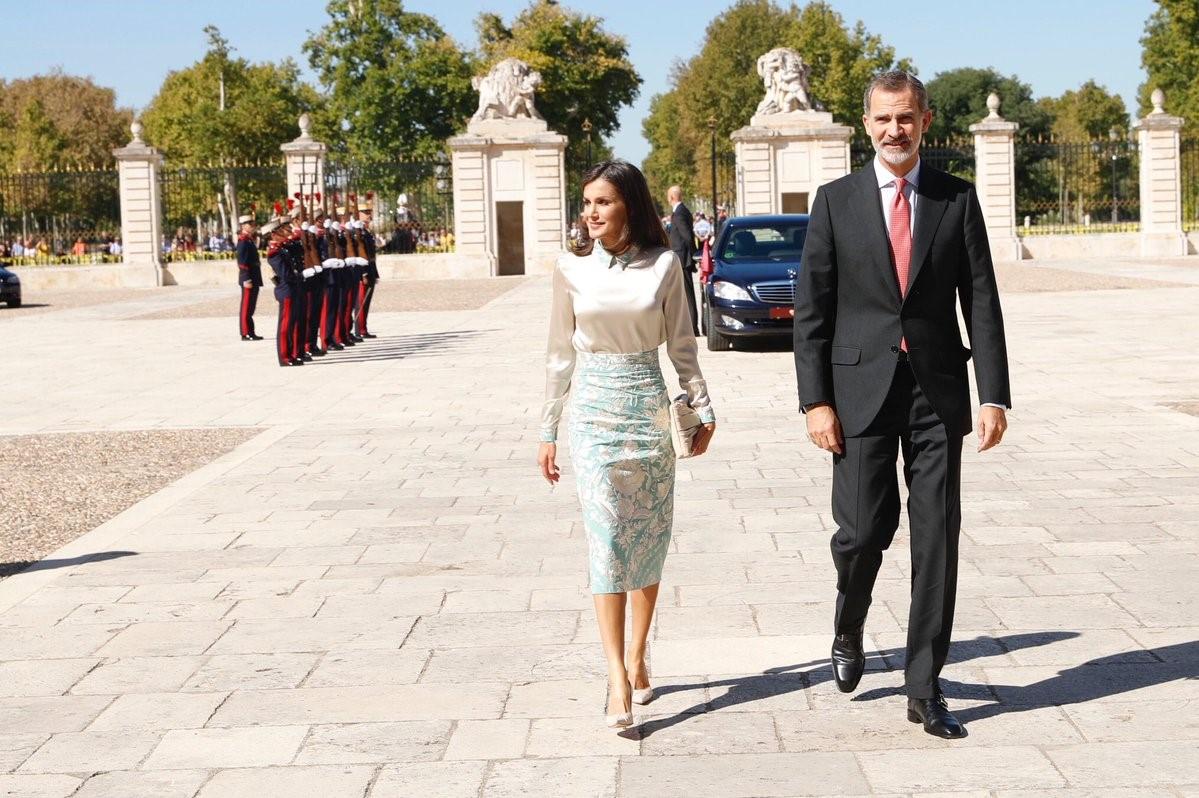 EuropaPress 2405345 Los Reyes Felipe y Letizia a su llegada a la reunión anual del Patronato del Instituto Cervantes en Aranjuez en Madrid a 2 de octubre de 2019 