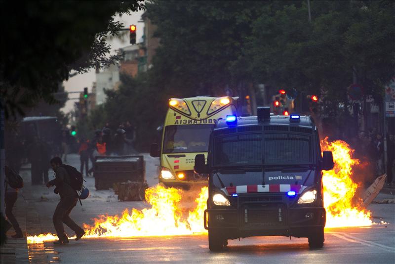 El desalojo de Sants prende el barrio: impactantes imágenes de un joven con la oreja desgarrada por los golpes de los mossos