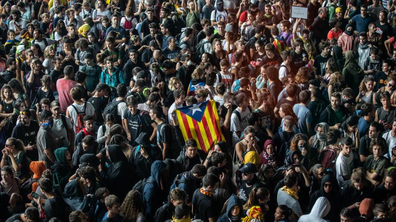 Una multitud de personas se concentran en el Aeropuerto de Barcelona El Prat en protesta por la sentencia del Tribunal Supremo sobre el juicio del ‘procés’ en Barcelona (España) a 14 de octubre 