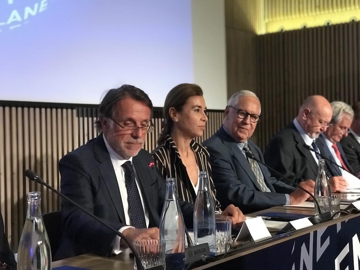 El presidente del Grupo Planeta, José Crehueras, junto a Carmen Posadas y Fernando Delgado, durante la presentación de la 68 edición de los Premios Planeta de novela