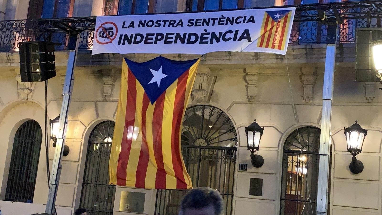El Ayuntamiento de Lleida cuelga una pancarta con una corona del revés. EP