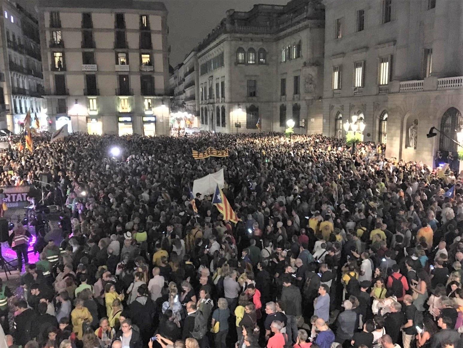 Miles de asistentes en la concentración en la plaza Sant Jaume de Barcelona. EP