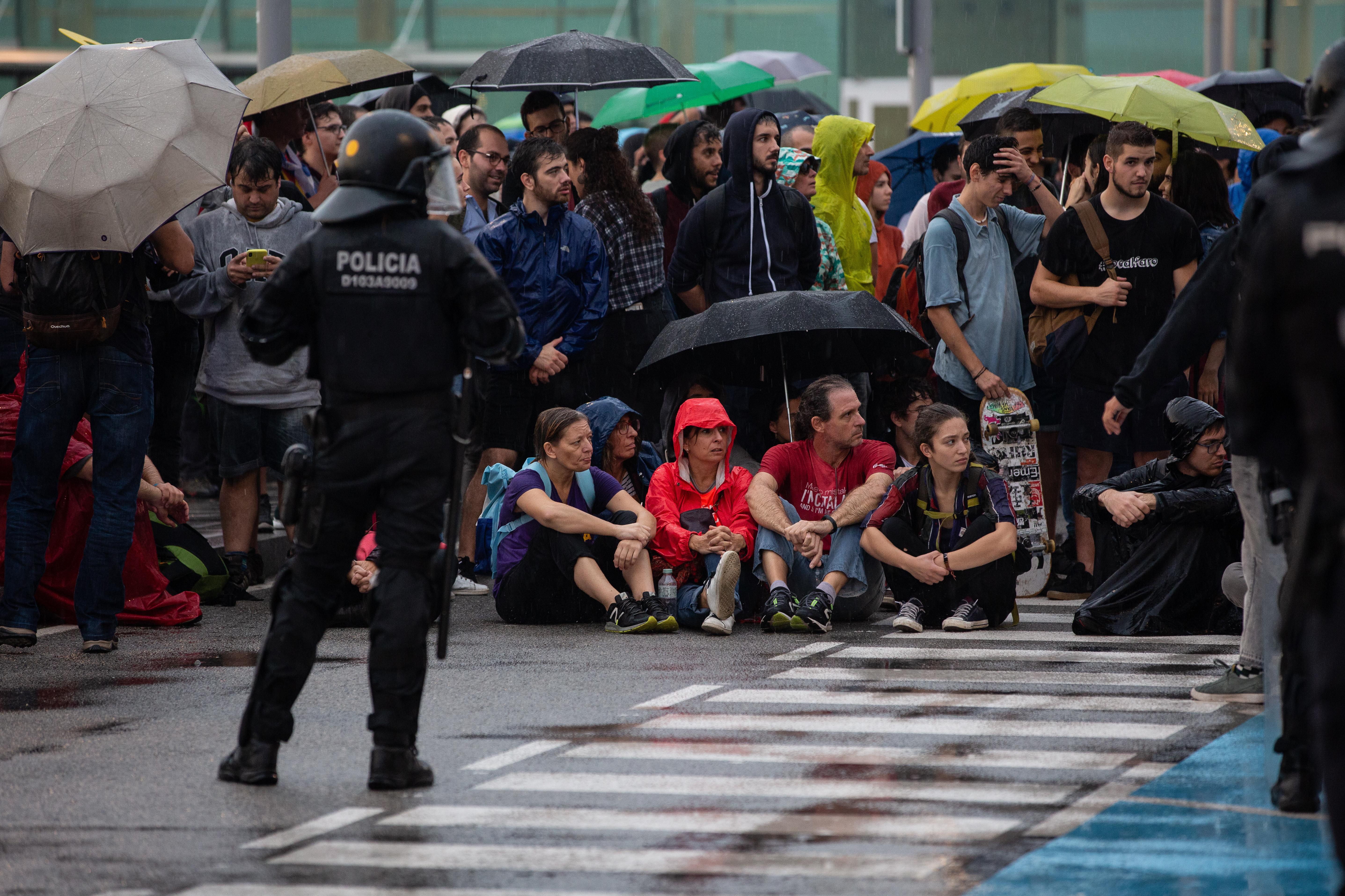 Un grupo de manifestantes sentados en el Aeropuerto de Barcelona El Prat en protesta. EP