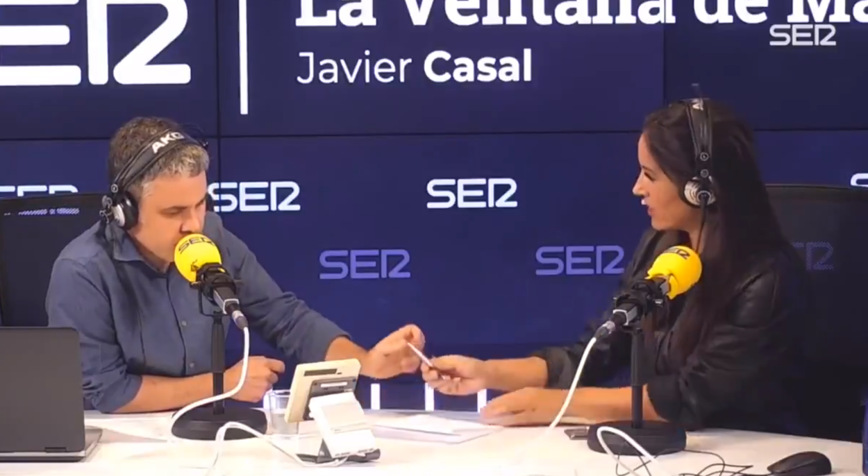 Begoña Víllacís le escribe la pregunta que quiere que le haga a un periodista