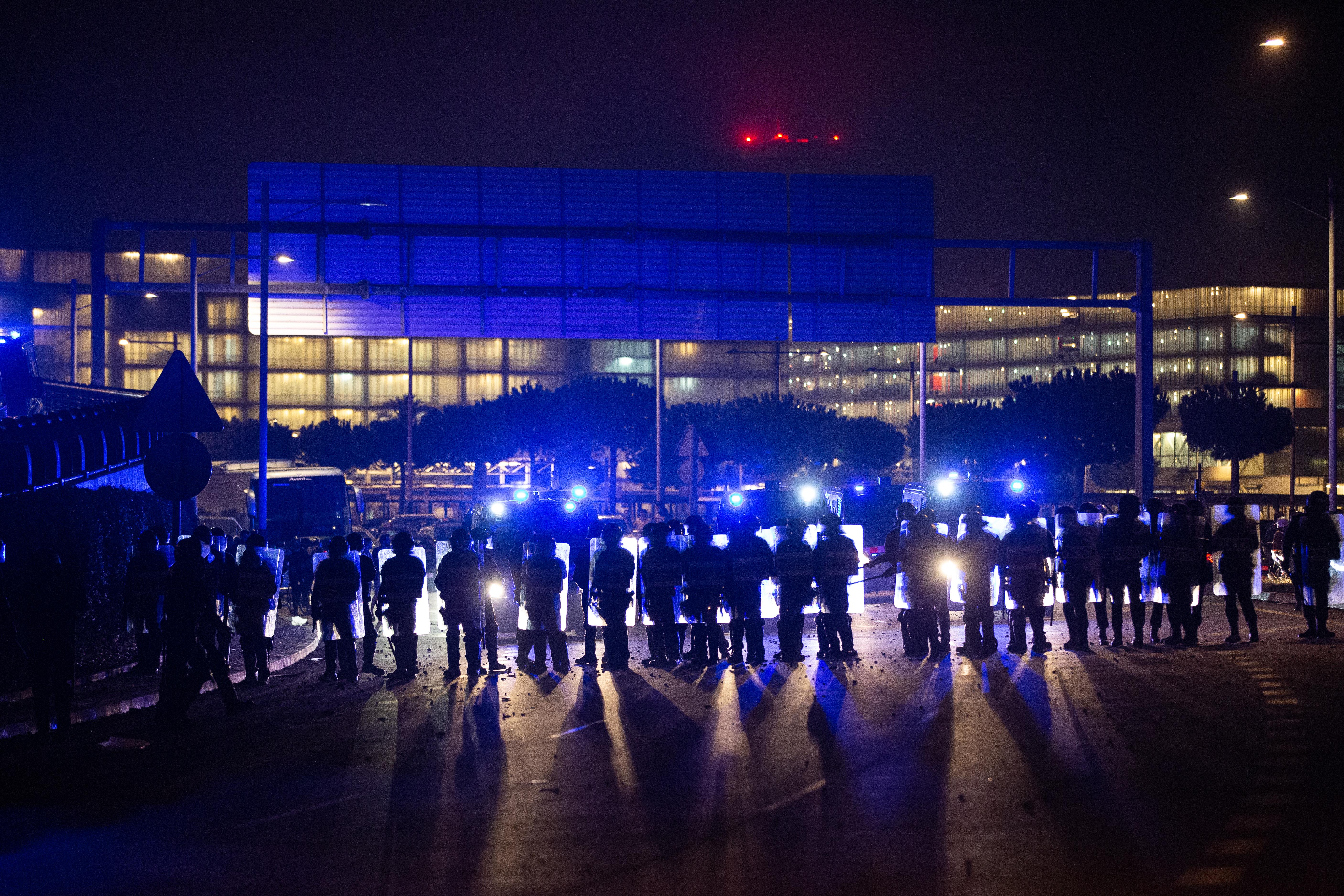 Policías en el Aeropuerto de Barcelona El Prat, donde se ha producido una protesta por la sentencia del Tribunal Supremo sobre el juicio del ‘procés’