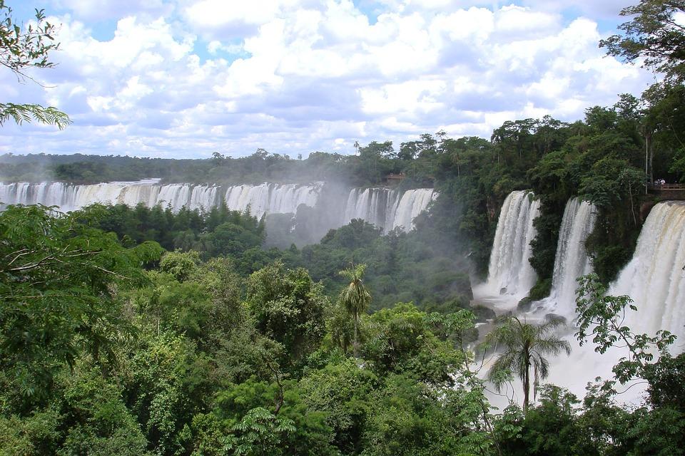 Cataratas de Iguazú. Situadas entre Argentina, Brasil y Paraguay, son las más grandes del mundo, con 4 kilómetros y 275 saltos.