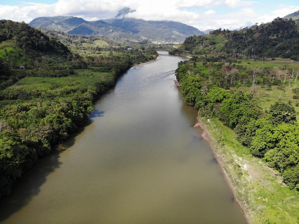 Amazonia. Con más de 7.000 kilómetros se extiende por Brasil, Bolivia, Colombia, Ecuador, Guayana Francesa, Guyana, Perú, Surinam y Venezuela. Una de las pocas reservas naturales que quedan en el planeta.