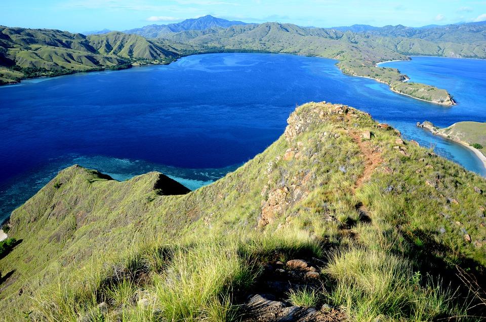 Parque nacional de Komodo, en Indonesia. Se extiende por las islas de Komodo, Rinca y Padar, donde habitan reptiles de hasta tres metros de longitud y 80 kilos de peso, que son uno de sus principales atractivos, además de su amplia fauna marina.