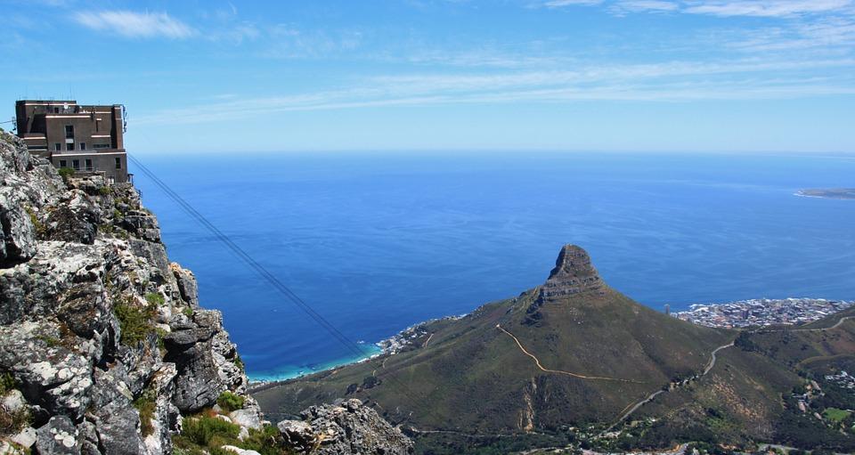 La montaña de la Mesa, en Sudáfrica, integrada en un parque nacional, tiene una cima plana de tres kilómetros. Se puede ascender en teleférico hasta sus 1.086 metros de altura, y   y también a través de numerosos senderos. 