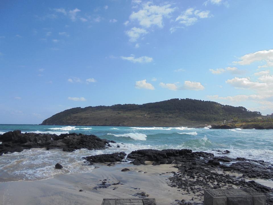 Isla Jeju (Corea del Sur). Conocida también como isla de Quelpart o la “Isla del amor”. Cuenta con el parque temático Jeju Love Land de carácter erótico-sexual, La isla es el aérea más transitada del mundo, con unos 65.000 vuelos al año.