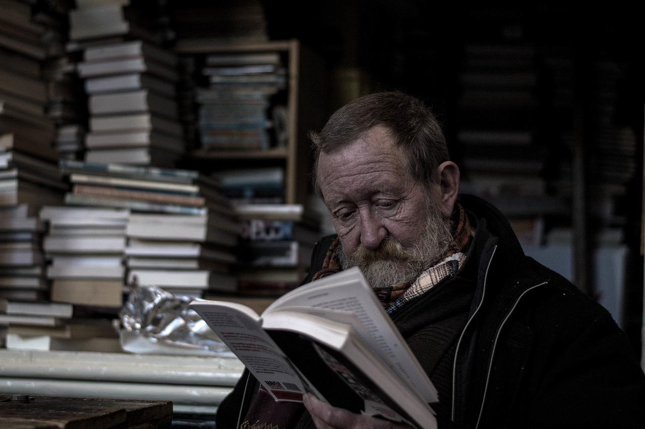 Hombre lee un libro en solitario. Pixabay.