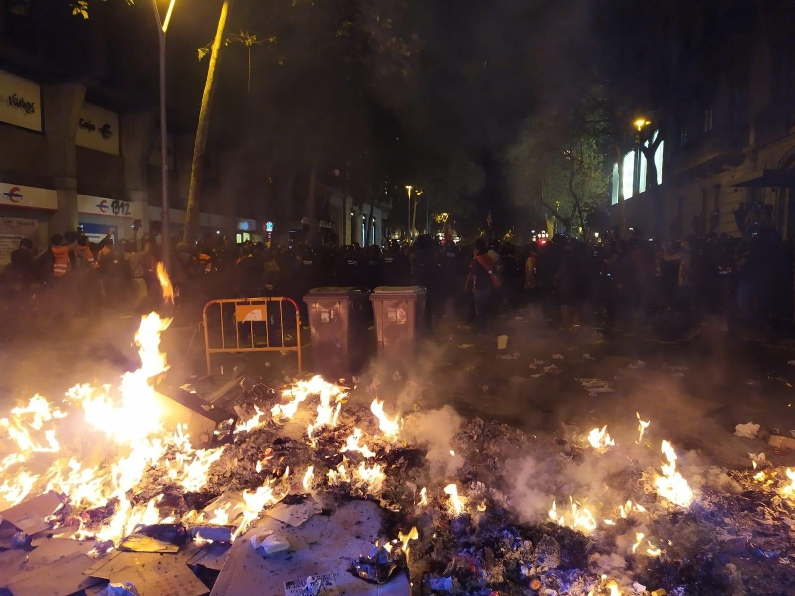 Activistas encienden hogueras en Barcelona cerca de la Delegación del Gobierno en Catalunya